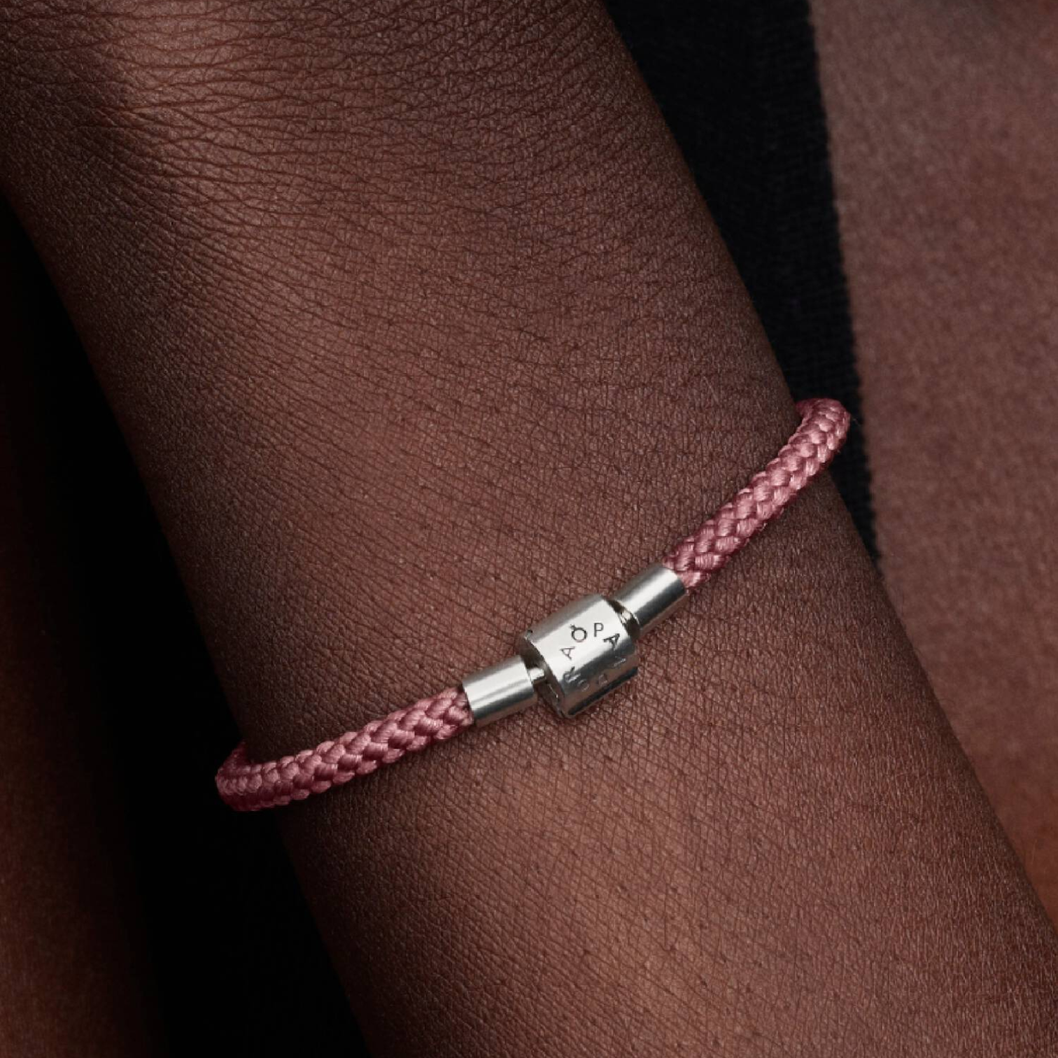 BRACCIALE IN CORDA ROSA CON CHIUSURA A BARILE